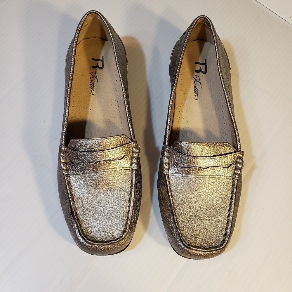 Trotters Silver Pebbled Leather Loafers sz 6M